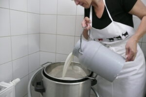 Monika Liehl bei der Milchbearbeitung © Monika Liehl 