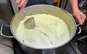 Sterz kochen - das Mehl linden