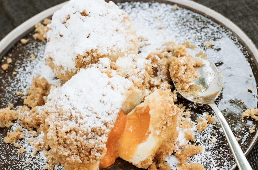 Marillenknödel mit Butterbrösel und Marzipankern - Genuss Burgenland