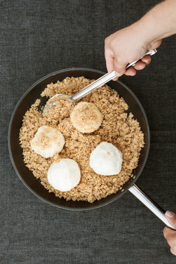 Marillenknödel mit Butterbrösel und Marzipankern - Genuss Burgenland